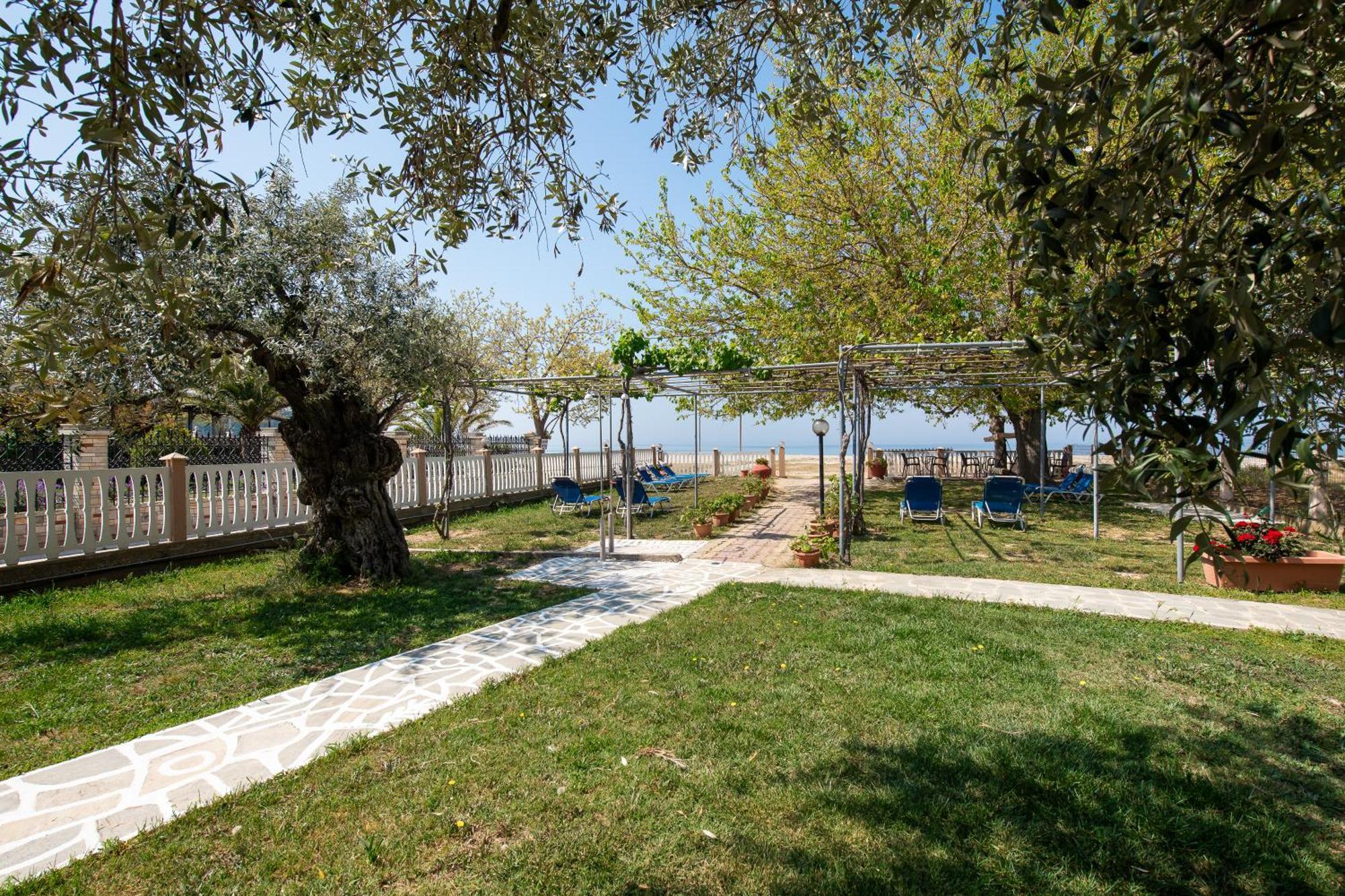 Opalium Beach Front Suites Potos Exterior photo