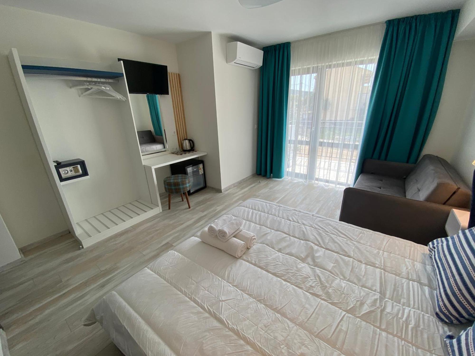 Opalium Beach Front Suites Potos Exterior photo